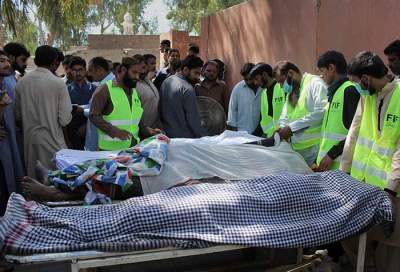 Curandero asesina a 20 personas en un templo en Pakistán