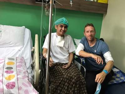 Chris Martin, vocalista de Coldplay, visita a fan en hospital 