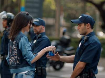  Critican en redes anuncio de Pepsi con Kendall Jenner