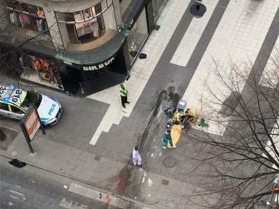 Auto embiste a multitud en Suecia, hay 3 muertos; embajada asiste