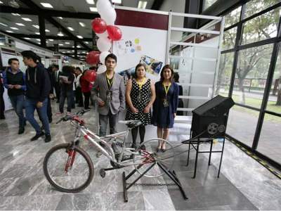Alumnos de IPN lanzan bicicleta que tritura PET al pedalear 