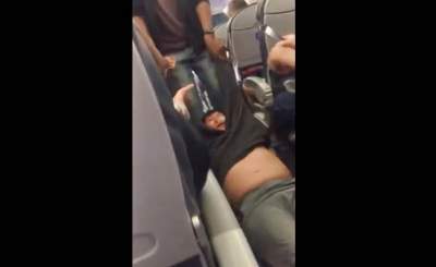 Bajan arrastrando a pasajero de avión de United Airlines