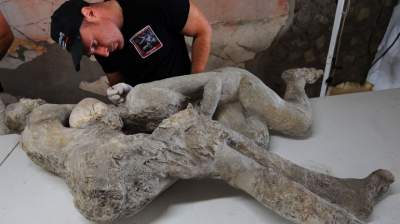 "Amantes de Pompeya" eran dos hombres, revela investigación