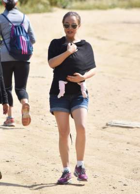 A un mes de haber sido mamá, Natalie Portman reaparece en forma