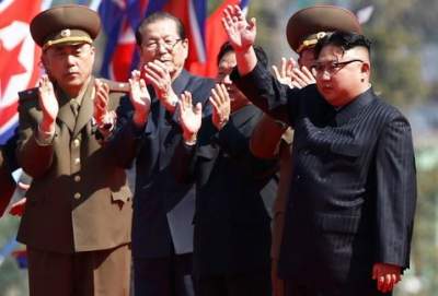 Norcorea muestra arsenal en desfile y envía mensaje a EU