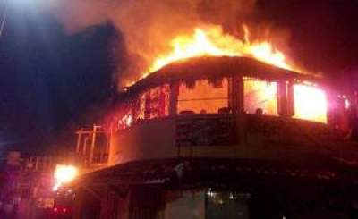  Se queman al menos ocho bares en Ixtapa