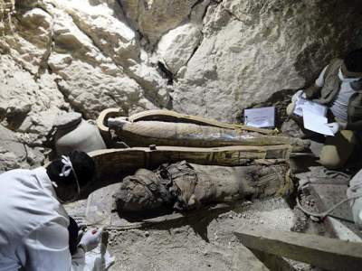 Descubren en Luxor tumba intacta con ocho momias