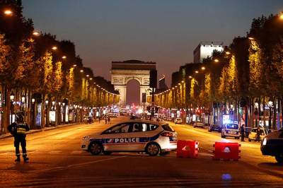 Cierran Campos Elíseos en París; medios reportan 2 policías heridos