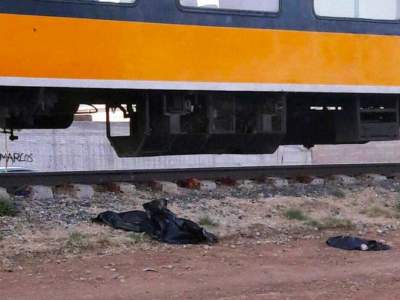 Madre se suicida con sus hijos sentándose en vías del tren