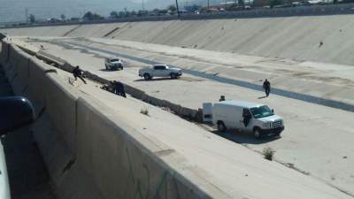 Hallan dos cuerpos calcinados en la canalización del Río Tijuana