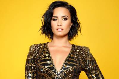 Demi Lovato vuelve loco Instagram con profundo escote