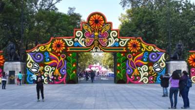 Más de 3 mil flores adornan la entrada al Bosque de Chapultepec