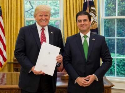  Presenta cartas credenciales a Trump nuevo embajador de México