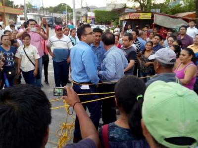   Padres amarran a 2 funcionarios de Hidalgo por robo en escuela