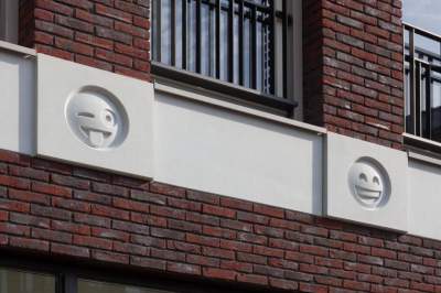 Un edificio hecho de emojis