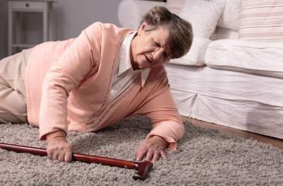 Aumenta el riesgo de caídas en adultos mayores  que toman somníferos