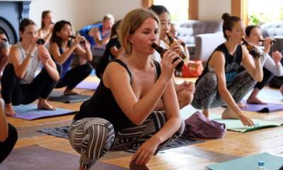 Beer yoga: tomar cerveza y hacer posturas de yoga, ¿Lo intentarías?