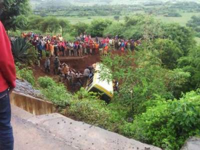 Mueren 35 personas tras choque de camión escolar en Tanzania