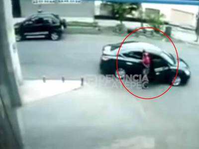 Madre salva a bebé de ser robado junto con su vehículo
