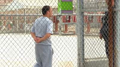 Al menos mil reclusos continúan en huelga de hambre en El Hongo