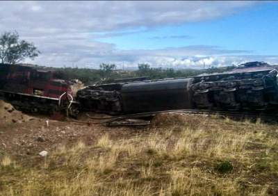 Descarrila tren en Sonora, iba cargado de ácido sulfúrico y polvo de c