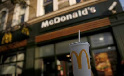 Empleada de McDonald's arroja agua hirviendo a niño 