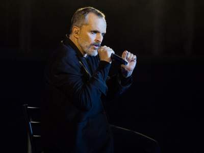 Miguel Bosé critica a Trump en su concierto en Texas