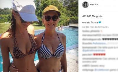 Emily Ratajkowski posa en bikini junto a su mamá