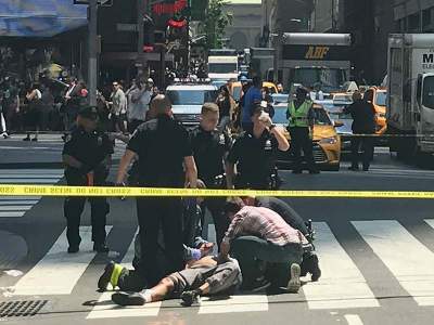 Automóvil arrolla multitud en Times Square, hay un muerto
