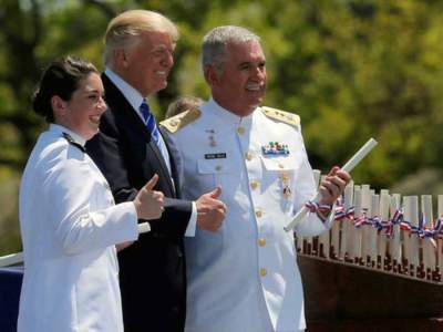 Trump reconoce a marinos mexicanos graduados en EU