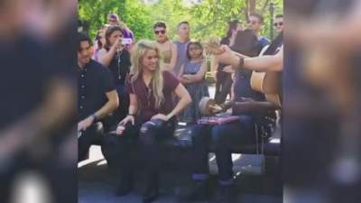 Shakira improvisa mini concierto en un parque de Nueva York 