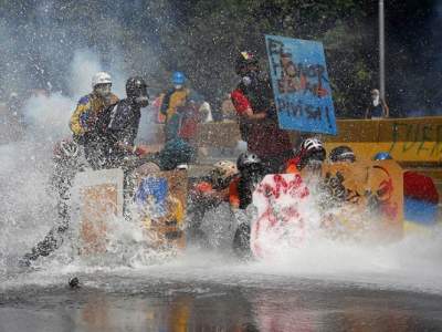 Con agua y gases reprimen marcha en Venezuela