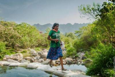 Mujer tarahumara gana ultramaratón en México corriendo en sandalias