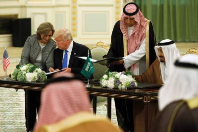 Trump firma millonario acuerdo de armas con Arabia Saudita