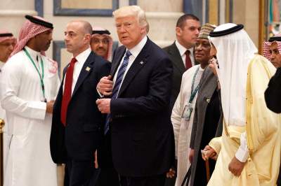 Trump se reúne con líderes musulmanes; acuerda crear centro antiterror