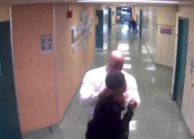 Especialista en comportamiento levanta del cuello a un estudiante