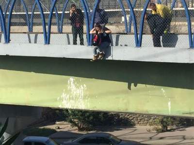 Mujer intentó aventarse  del Puente Negro en Tijuana.