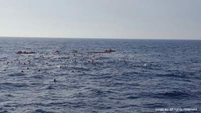 Naufraga embarcación de inmigrantes en el Mediterráneo; 31 muertos