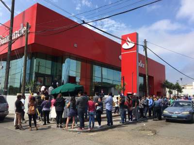 Pago de utilidades genera largas filas en banco de Tijuana