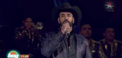 David Zepeda sufre al cantar con playback en "Hoy"
