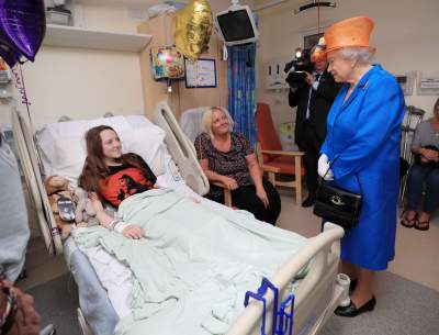La Reyna Isabel visita a menores heridos por el atentado en Manchester