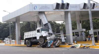 Suman 6 las víctimas por camionazo en caseta de La Marquesa-Toluca