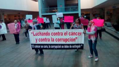 Mujeres con cáncer se manifiestan por falta de medicamentos en HGT