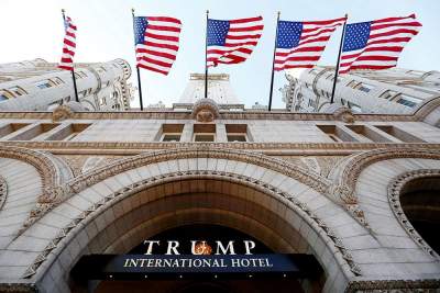 Detienen a un hombre armado en hotel de Donald Trump en Washington