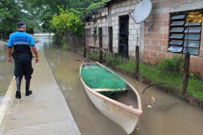 Inundaciones y bloqueos por intensas lluvias en Tabasco