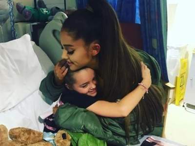 Ariana Grande visita a fans en hospital de Manchester
