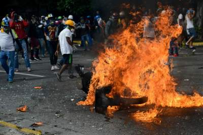 Muere  joven que fue quemado en protestas en Venezuela 