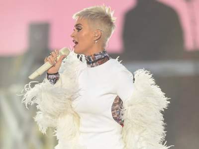Con vestido, Katy Perry honra a víctimas de atentado