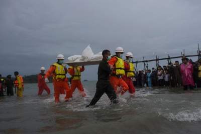 Recuperan 29 cadáveres de avión caído en Myanmar