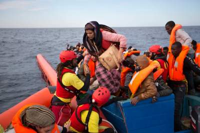 Rescatan a más de mil migrantes que trataban de cruzar el Mediterráneo